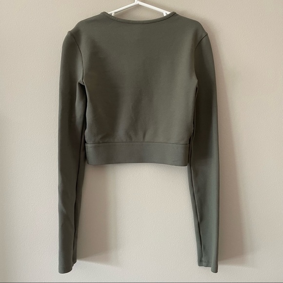 H&M Divided Long Sleeved Crop Top - Picture 2 of 9
